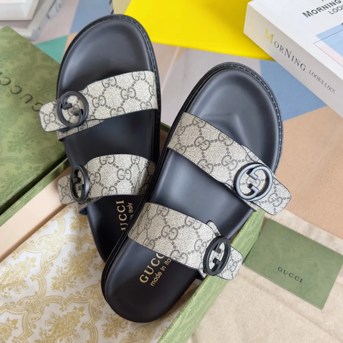 [G Home] Men's Men's Shoes💰:300💰Size:38-45 GUCC Gucci Original Order Quality 🆕2024Gucci Gucci Summer New Style Double G Presbyopia Flip-flops Cross Sandals Thick Sole Slippers Beach Shoes Original Purchase and Development Production G family's 2024 new summer dark horse items, fashion bloggers at home and abroad have put on the show, and it has become popular on social platforms at home and abroad. Fashionistas must pay for it, and they spend a lot of money to create ingenious craftsmanship and accurately restore every detail. Exquisite packaging at the delivery counter🛍📦 ▪️ Fabric: Original imported double G presbyopic leather ▪️ Lining: Original imported leather ▪️ Sole: Original open molded T men's shoes 💰U outsole ▪️ Bottom thickness: 3CM